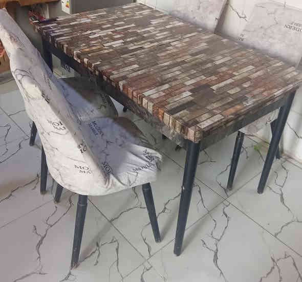 ميز طعام للبيع مع 4 كراسي
سعر 65
مكان حي النداء
***********
