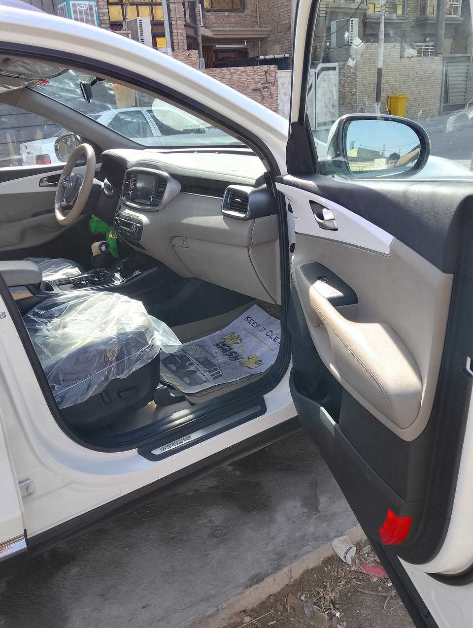 سلام عليكم 
سيارة سورنتو للبيع موديل 19 خليجي   ( 6V) سلندر 
سيارة فول مواصفات  كير مكينه مكفولات سيارة مكفوله ما عدى  رصعه في باب السايق موضحه بالصوره  ماشيه( 46 ) حقيقي  جميع المواصفات الي بلسورنتو موجوده بيها مكانها بغداد ورقمها بغداد   (سعر 276). الاستفسار ***********
