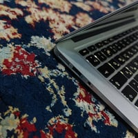 ماك بوك كوراي 5 اضاءه في الكيبورد معه شاحنه الاصليه و الابتوب بذاكره ٢...