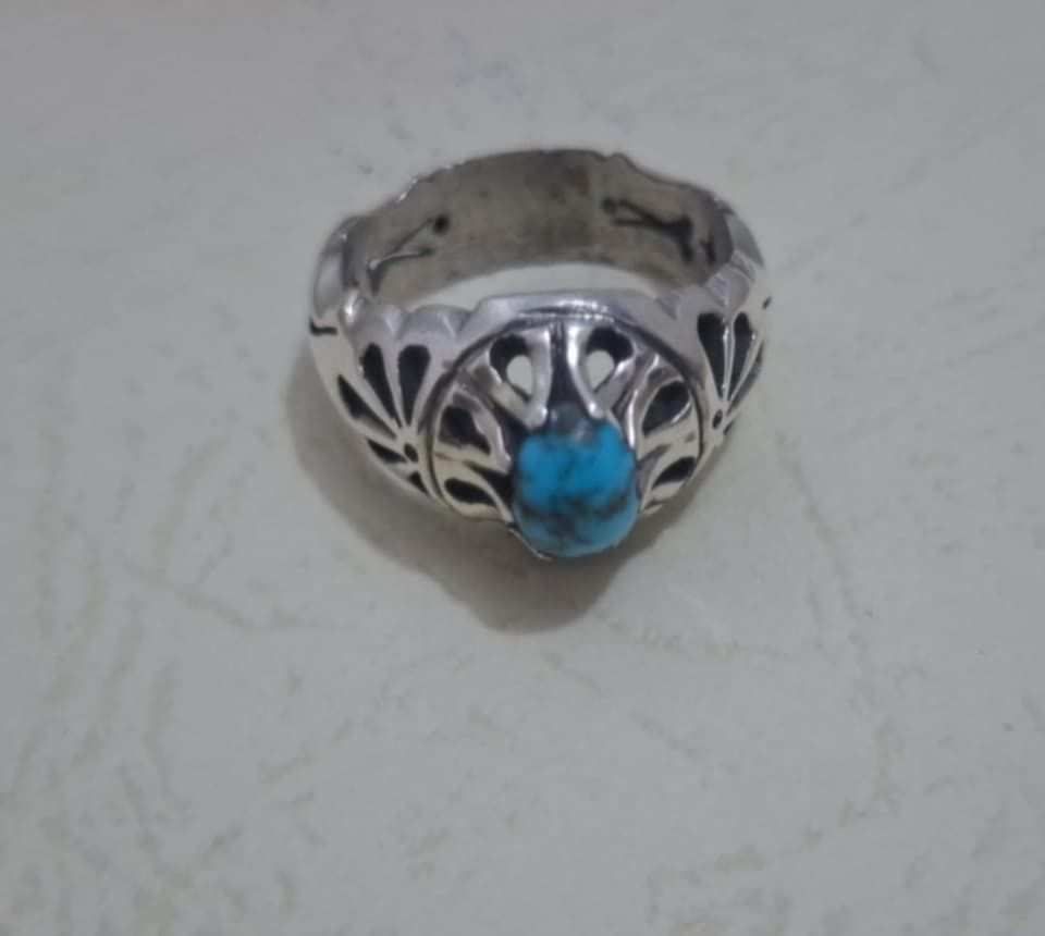 محبس لبة فيروز نيشابوري قديم طبيعي غير معالج بصياغة يدوية ثقيلة ناعمه خنصر 
شراي يجي خاص


**إذا كنت صاحب هذا الإعلان وتريد حذفه لأي سبب، رجاءا أرسل رسالة إلى الدعم الفني**