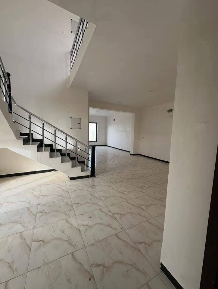 دار للبيع في مجمع الكفل السكني
الدار طابو صرف باسمي غير مسكون ومقفول المساحة 200 متر طابق واحد . يحتوي على مطبخ كبير وصالة كبيرة  مفتوحة على الهول وغرفتين نوم و مناور عدد 2  وحمام عدد ٢ شرقي وغربي و طارمة وحديقه مع ملحقات الدار مغسله عدد ٢ وتانكي ماء وماطور ، المقدمة ٢٥ مليون قفل وبقية المبلغ يسدد للمصرف للتواصل 
‏‭ ٠٧٧٢ ١٠٣ ٣٨٨٢
