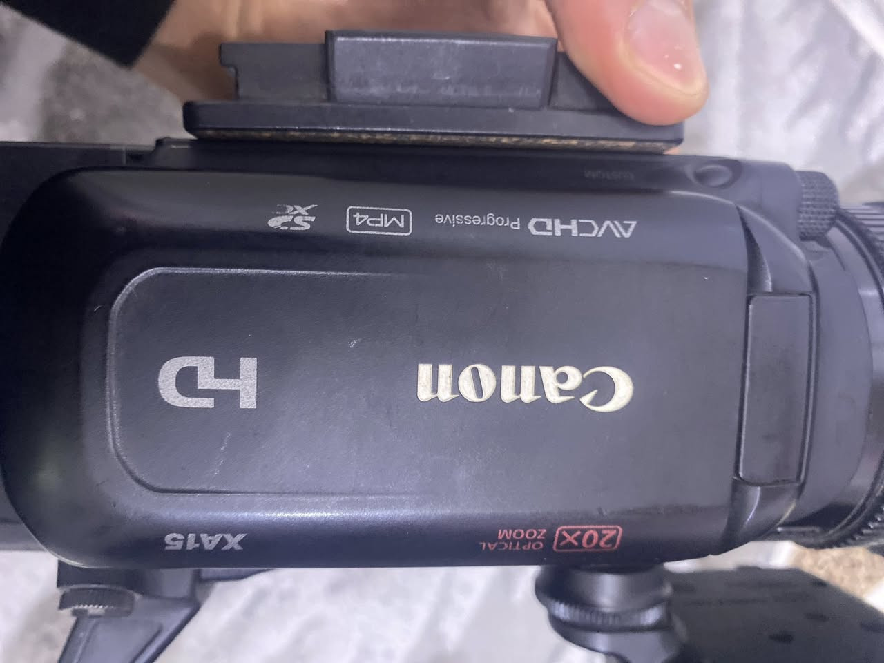 السلام عليكم كانون xa15للبيع
المواصفات الفنية التفصيلية لـ Canon XA15:
التصوير: مستشعر HD CMOS Pro دقة 2.91 ميجابكسل، قدرة على التصوير في الإضاءة المنخفضة بـ 0.1 لكس.
العدسة: زاوية واسعة 26.8 مم مع زووم بصري 20x، وفتحة دائرية سريعة.
الفيديو: تسجيل Full HD (1920x1080) بـ 60 إطاراً/ثانية بتنسيق MP4 أو AVCHD.
المنافذ (المخارج): مخرج SDI (يتميز بها هذا الطراز عن XA11)، HDMI، ومخرجات مركبة (Composite).
المعالج: DIGIC DV4 لتحسين جودة الصورة والألوان.
التخزين: فتحتان لبطاقات الذاكرة SD/SDHC/SDXC.
الشاشة: شاشة LCD تعمل باللمس مقاس 3 بوصات.
الصوت: مدخلين XLR للميكروفونات الاحترافية. 
#السعر 900 للاستفسار نتصال على رقم 

‭٠٧٨١ ٣٦٤ ٣٦٩٤‬
‭+٩٦٤ ٧٧٦ ٦٥٨ ٩٧٦٠‬
