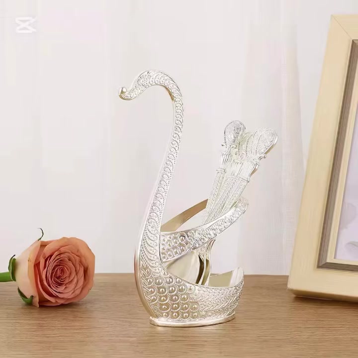 فخامة ملكية لميزج! ✨
تعبتِ من الملاعق العادية؟ جددي تقديمج مع طقم "البجعة" الفاخر اللي يجمع بين الأناقة والاستخدام العملي.
• تصميم مميز: ستاند على شكل بجعة بتفاصيل دقيقة يجي بلونين (ذهبي ملكي وفضي لماع).
• طقم كامل: الستاند يجي وياه 6 ملاعق شاي بتصميم منقوش ونازك. 
 متوفر الآن بسعر 8000 دينار فقط للطقم الكامل#


**إذا كنت صاحب هذا الإعلان وتريد حذفه لأي سبب، رجاءا أرسل رسالة إلى الدعم الفني**