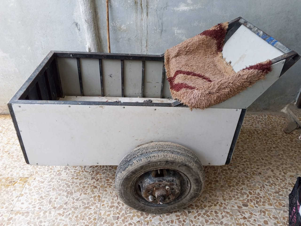 السلام عليكم اخوان عربانه للبيع مفصله جديد و شغله ثكيل ومرتب وزوج تايرات جدد مال كيا حمل خلفي 
عنوان موصل ايسر حي الانتصار شارع ستين 
***********هذا رقم بي واتساب
