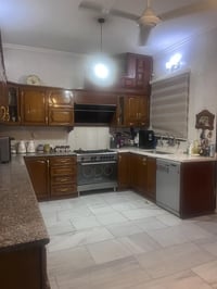 عندي هذا المطبخ خشب جاوي الداخل هم كله خشب كلش قوي اريد ابيعه مكاني بغ...