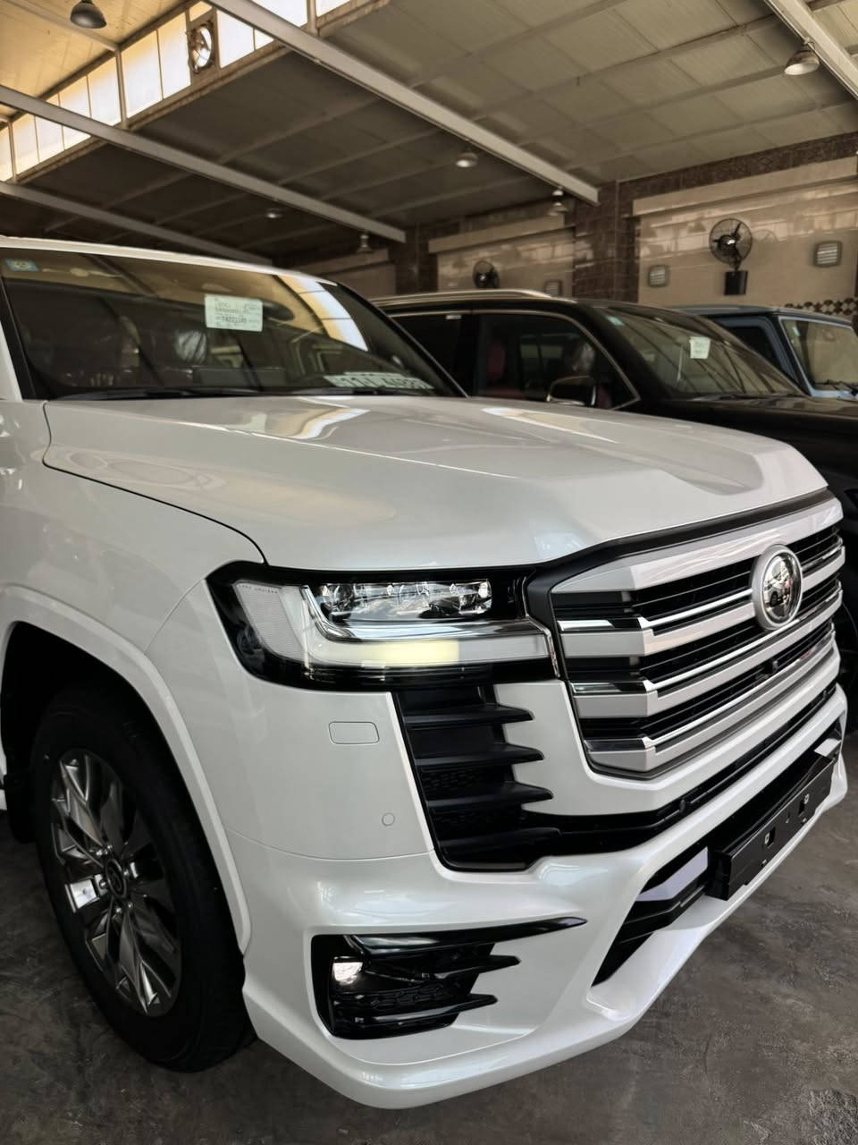 السلام عليكم 

لاند كروز 2026 ساس VXR 

فول مواصفات 1/1 

داخل احمر 

ابواب شفط 

سياره محرك 3.5 تون توربو بانزين 

عداد المسافه صفر كيلو متر 

للأستفسار اكثر يرجى الاتصال على الرقم 

***********
