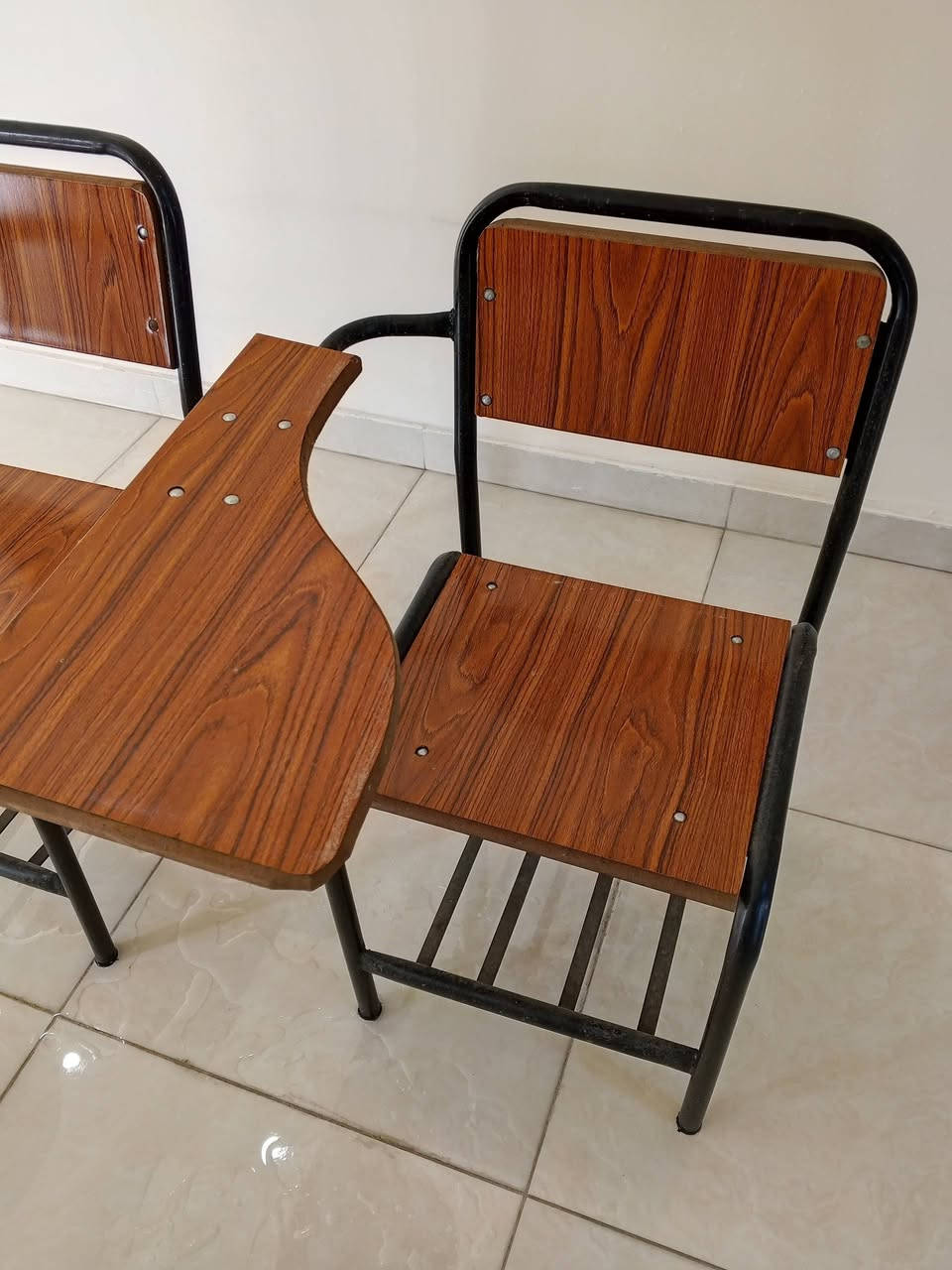 للبيع كراسي جامعية جديد العدد 30 كرسي سعر الواحد 20الف للاتصال ***********
