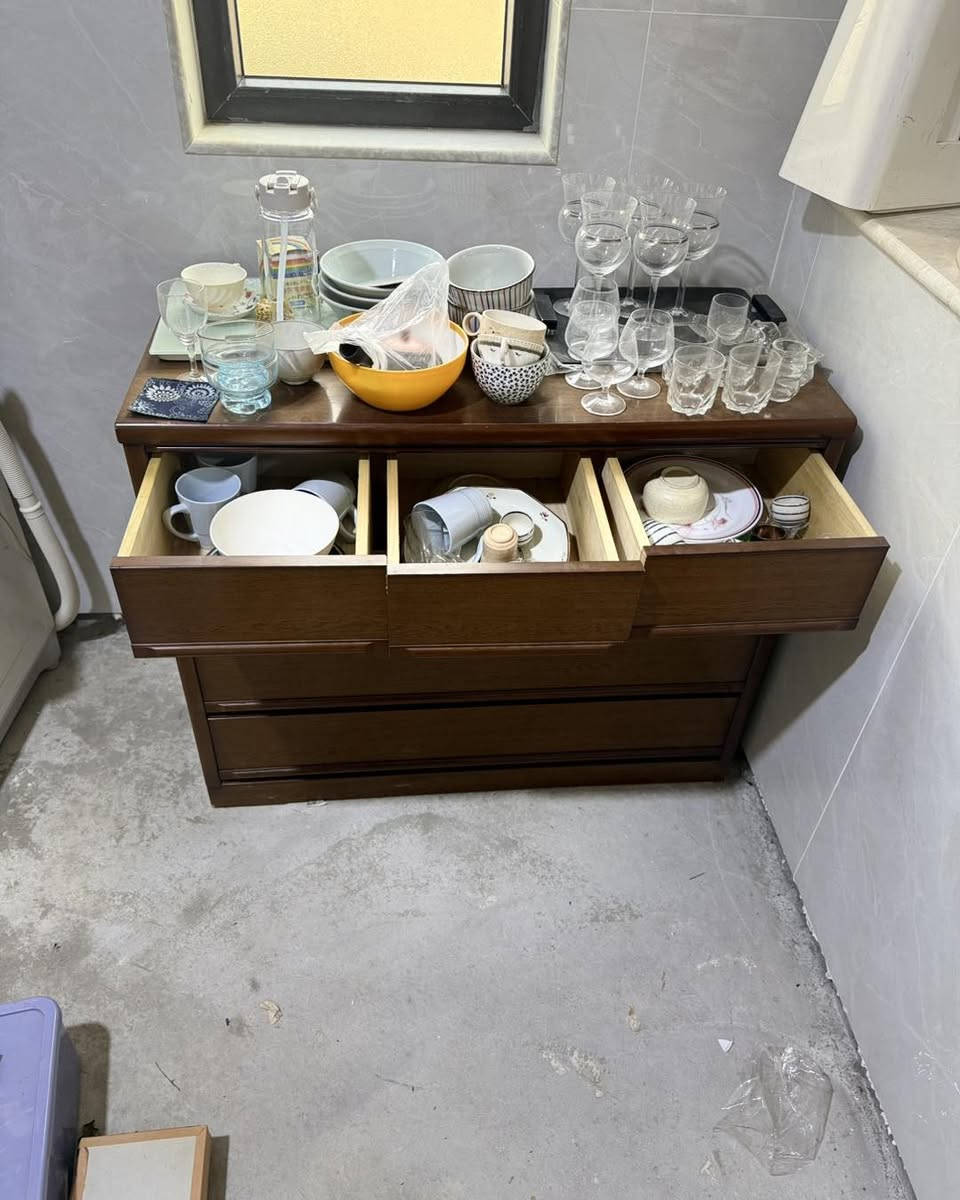 ميز مجرات
صناعه ياباني
(خزانة أدراج) كلاسيكية، وتتميز بتصميمها العملي والأنيق من خشب الزان أو خشب الجوز، وهي شائعة جداً في ديكورات غرف النوم. 
إليك بعض التفاصيل والمواصفات المشابهة لما يظهر في الصورة:
المواد: غالباً ما تُصنع هذه القطع من خشب الزان (Bois hètre) المتين، وتأتي بتشطيبات خشبية طبيعية تبرز جمال حبيبات الخشب.
التصميم: تتميز بوجود 4 إلى 6 أدراج واسعة للتخزين، مع مقابض مدمجة أو مقابض معدنية بسيطة تعطي لمسة عصرية كلاسيكية (Mid-Century Modern).


**إذا كنت صاحب هذا الإعلان وتريد حذفه لأي سبب، رجاءا أرسل رسالة إلى الدعم الفني**