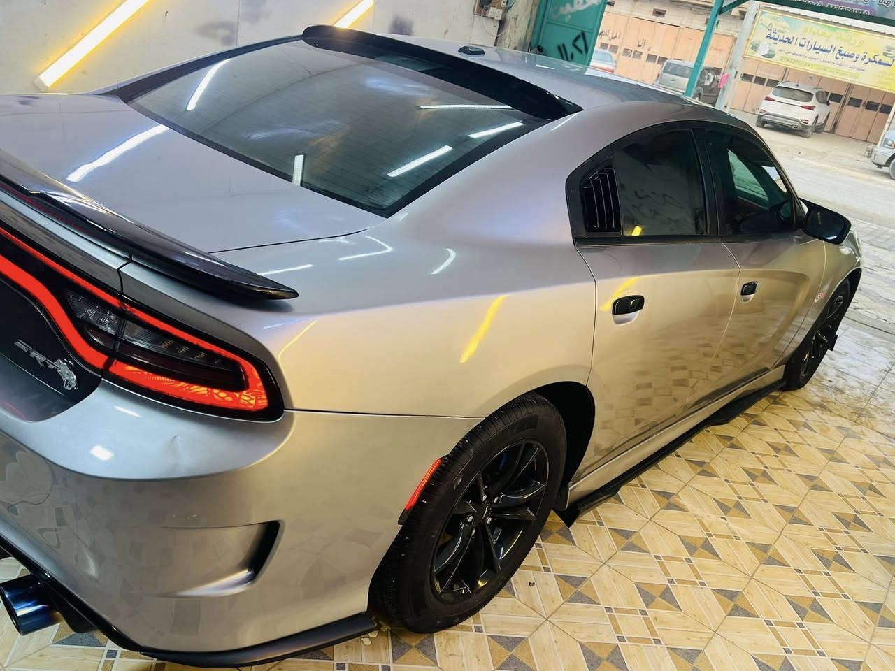 سلام عليكم
چارجر موديل 2015 رقم قادسيه بسمي سنويه جديده

ماشيه 100 عليهه ادامه كامله جاهزه السياره من كلشي

مكينه 3600   بيهه صبغات ابيع احزام  سبب الصبغ چان

عليهه إضافه وأي بدي  ورجعناهه عل بلاد ف لذالك سبب

صبغنه مكاناتهن بدون معجون بس رش

رايديها ب160 وبيهه مجال قليل  مكان السياره دوانيه 

مهناويه ***********
