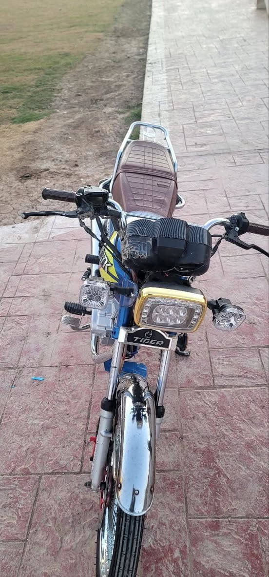 السلام عليكم 
.دراجة موديل 2024
.دراجة نضيفة 
.فقط الشاشة محتركة 
.السعر 600بيها مجال
.لأستفسار ***********
.واسط قضاء الصويرة .
