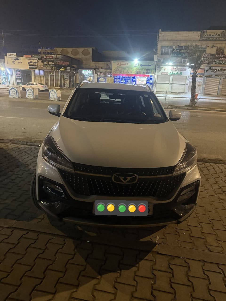 Kaiyi x3 2024
كفالة عامة
تحويل مباشر
عداد 20
المحرك: 4 أسطوانات سعة 1.5 لتر تيربو.
القوة: 156-158 حصان.
عزم الدوران: 230 نيوتن متر.
ناقل الحركة: CVT (أوتوماتيك).
نظام الدفع: أمامي (FWD).
التصميم والأبعاد:
نوع السيارة: كروس أوفر / SUV مدمجة.
الأبعاد: الطول 4400 ملم، العرض 1831 ملم، الارتفاع 1653 ملم.
مقاس العجلات: 17 أو 18 بوصة (حسب الفئة).
التصميم الخارجي: تطور بالتعاون مع Pininfarina الإيطالية.
المقصورة والتقنية:
شاشة معلومات وترفيه: 10.25 بوصة تعمل باللمس.
مقاعد: جلد، مع إمكانية طي المقاعد الخلفية لزيادة مساحة التخزين.
الميزات: دخول ذكي بدون مفتاح، كاميرا خلفية، حساسات، ومكيف هواء متطور.
الأمان:
نظام تثبيت السرعة.
أقفال أمان للأطفال.
وسائد هوائية ونظام فرامل متطور. 
توفر السيارة أداءً عملياً واقتصادياً في استهلاك الوقود، مما يجعلها خياراً عائلياً عصري
سعر 130
***********
