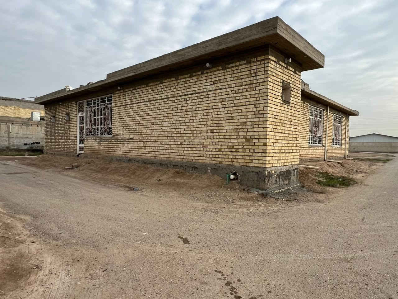 السلام عليكم دار للبيع المساحه الكليه 500 متر مساحة البناء فقط 255 متر
يتكون من استقبال 10في 5
غرفة 6في 5 مع حمام 
غرفة 5في5 مع حمام
صاله 13في5
هول 5في4
مطبخ بارد 7في 5مع مطبخ حار 
البيت نقص الأرضية وبياض الصاله ولبخ الخارج وبناء البيتونه والستاره 

العنوان بغداد بداية التاجي من جهة جسر السايلو منطقه عجيل السلطان للاستفسار / ***********
