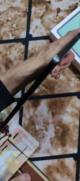 السلام عليكم اخوان للبيع ايباد هونر X8a الشاشة مالته 90هيرتز حجم 11انج بدقة 1200
المعالج مالته Qualcomm Snapdragon
الكامره خلفية 5/اماميه 5
الذاكرة 128+4
نضام التشغل:Android14
البطاريه 8300ملي امبير ماشاء الله فول 
الايباد بس بي هذن الشخوط الي بل ضهر خفيفات من وره الكفر 
الايباد مستعمله افلام مسلسلات دراسه فقط فقط مامنزل بي العاب 
البطاريه اطول فوك اليوم واكثر خير من الله 
سعره 185بي مجال للشراي بي خير ويتدلل 
مكاني بصره صبخة العرب 
رقمي *********** البصرة
