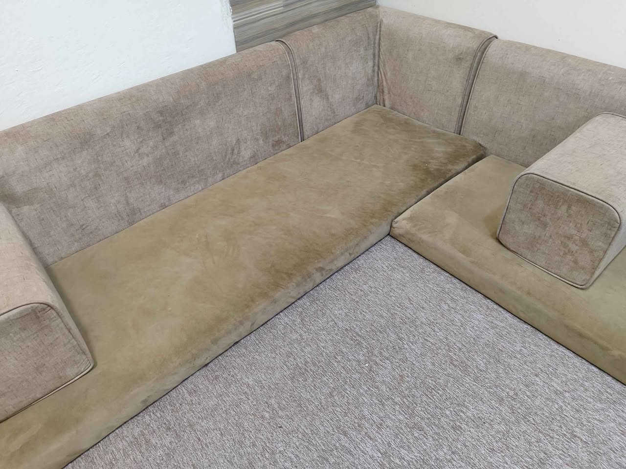 جلسة عربية كويتي سفنج بغلي مستعملة نضيفة اصلي إرتفاع المندر 10سم  قياسة 13 متر مضبوط 6 منادر 10 مساند طول المسند مترين إرتفاعة50سم مع زاوية و3 تكيات السعر375  العنوان البصرة الجبيلة شارع السايلو قرب كرفان المختار رقم الحساب الهاتف للاستفسار *********** ومتوفر توصيل البصرة, العراق
