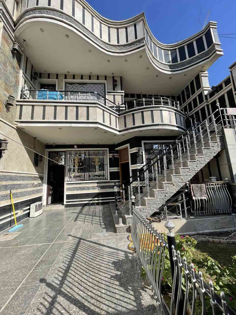 سلام عليكم الدار للبيع مساحته ٣٠٠ متر طابقين اي استفسار ع هذا رقم ***********
