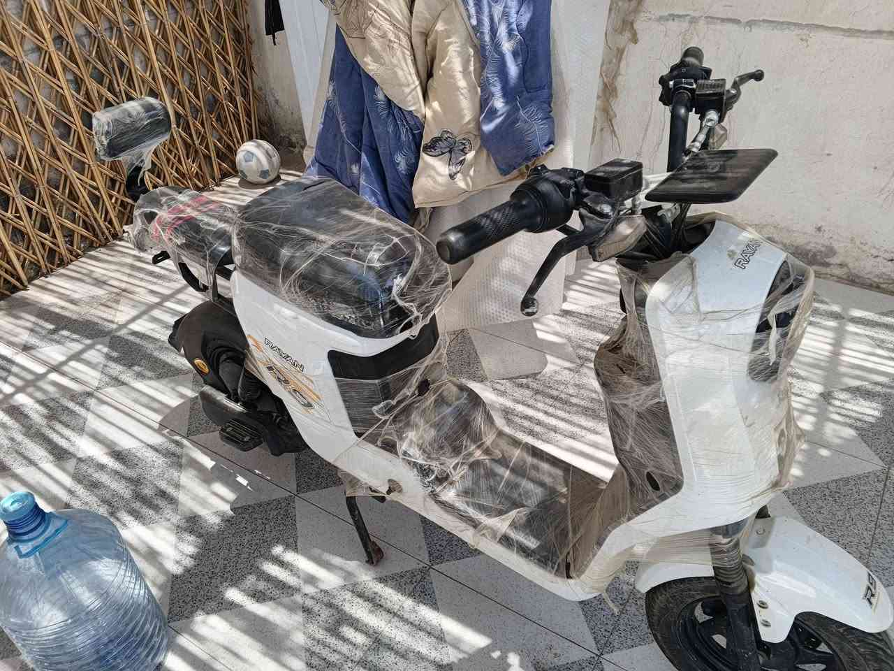 السلام عليكم دراجه شحن R9 , الدراجه نضيفه كلش بالباكيت اخذتها شهر وتركتها وانطيت بطارياتها الدراجه كلشي شغال بيها مواصفاتها اشاير لد يمنه يسرة سرعتها 60 إلى 70 تجي سرعه 3 نمر حساسات امامي خلفي ترجع بك كهربائي لايت عالي ناصي بك لايت لد إشارة رباعيه الدراجه كلش حلوه ونضيفة السعر ( قيم بما يرضي الله ) اذا تريد اشدلها باتريات وابيعها الك سعرها 450 واذا تريد بدون بطاريات اطيحلك فلوس البطاريات من سعرها وخادم أنا
عنواني ناصريه مركز 
موجود واتساب فقط
(***********)
