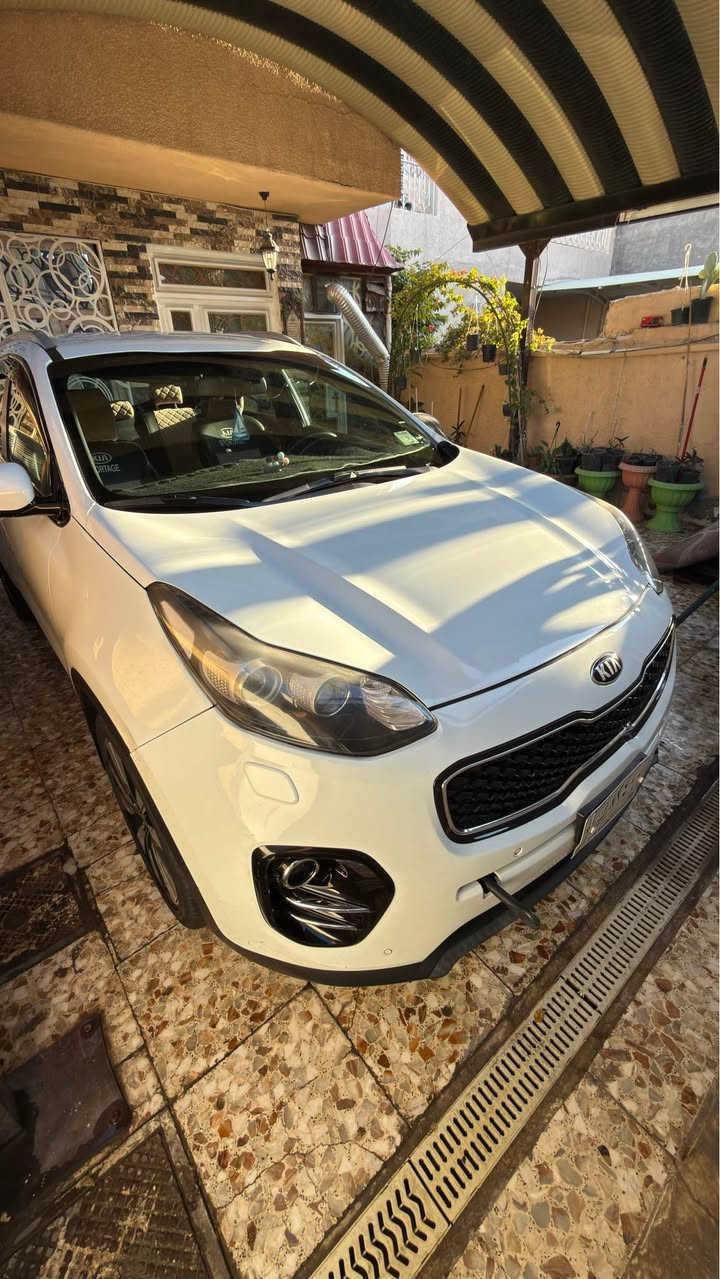 السلام عليكم
سبورتج خليجي للبيع 
موديل 2018 
السيارة مكفولة من الصبغ و الضربات بس بيها كم ملاحظة صغيرة مبينه بالصور 
مكاني شهداء البياع
للتواصل ***********
ماشية 100الف 
الموصفات 
السيارة نص فول 
1-بصمة 
2-زراكات لايت
3-دخول ذكي 
4-يدات الباب كلهن كروم 
5-اللون ابيض ثلجي 
6-محركها 2000 دوش 
7-شاشة 
8-مثبت سرعة 
9-حساسات
10-كامرة خلفية 
11-الاشاير بالمري 
12-مري شفط 

السعر : 180 و بيها مجال بسيط ا بغداد, العراق
