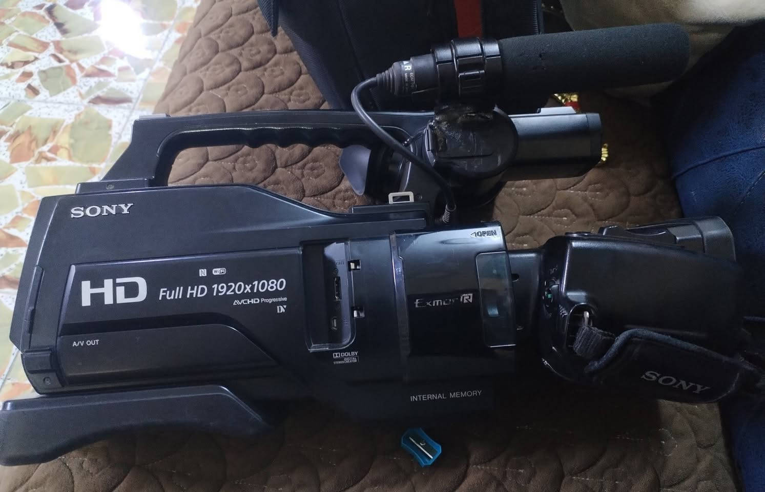 🎥✨ للبيع كاميرا احترافية
Sony HXR-MC2500 – صناعة يابانية 🇯🇵
كاميرا نظيفة جدًا بحالة ممتازة، مناسبة لتصوير الأعراس، البرامج، التقارير، والمناسبات الدينية والمسرحية.
🔹 المواصفات:
• دقة تصوير Full HD 1920×1080
• مستشعر Exmor R CMOS (أداء ممتاز في الإضاءة الضعيفة)
• عدسة Sony G Wide 26.8mm
• زوم بصري ×12 وزوم رقمي حتى ×200
• نظام تثبيت Optical SteadyShot
• مدخل مايك احترافي XLR
• تسجيل بصيغة AVCHD عالية الجودة
• شاشة OLED واضحة
• بطارية أصلية تدوم ساعات طويلة
• تدعم SD Card + ذاكرة داخلية
• Wi-Fi / NFC
📦 الكاميرا جاهزة للعمل فورًا
🎬 مثالية للتصوير الميداني والتغطيات الطويلة

____________
السعر ٥٠٠ الف قفل  
للاستفسار ***********
العنوان صلاح الدين قضاء بلد
