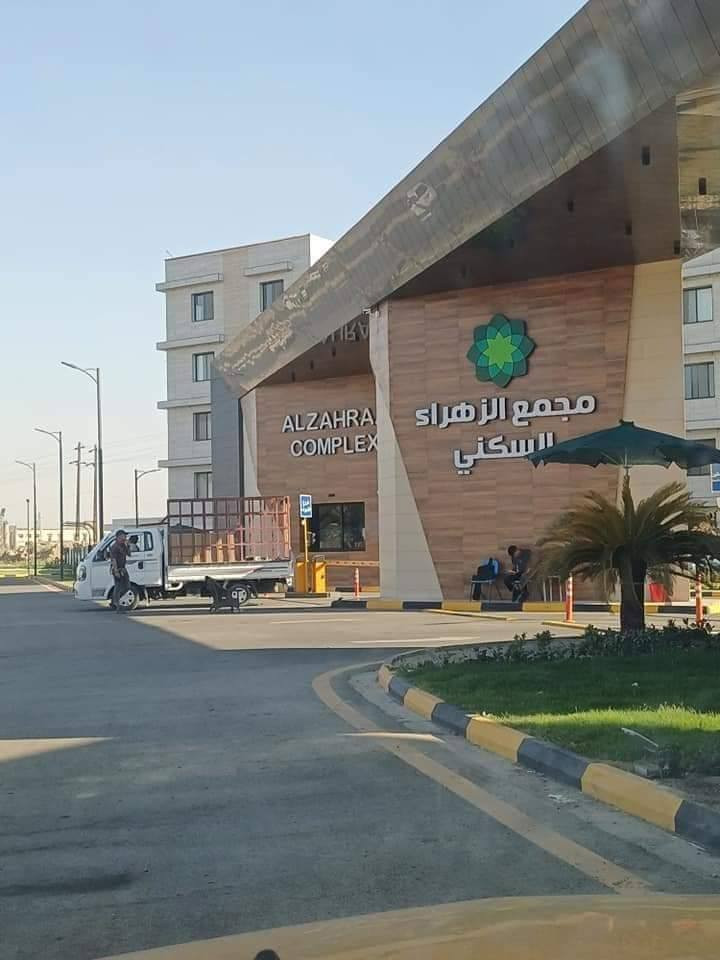 شقة للبيع في مجمع الزهراء السكني – مؤجرة حالياً مبلغ الإيجار 700 الف
⸻ 
فرصتك تملك شقة بموقع استثنائي في مجمع الزهراء السكني على طريق معسكر الرشيد – وقبالة مشروع غابة بغداد المستدامة الجديد! 

📍 الموقع: مجمع الزهراء – طريق معسكر الرشيد
🏢 الطابق: الثالث – طرفية-- بناية رقم A5
📐 المساحة: 160 م²
📌 الحالة: مؤجرة
💵 السعر: مقدمة 140 مليون + قرض عقاري (مدة القرض 20 سنة، واصل 23 قسط، القسط الشهري 548 ألف دينار) 

تتكون من:
• 3 غرف نوم
• صالة واسعة
• مطبخ
• 2 حمام
• منظومة تبريد وغاز متكاملة
• طابو الكرادة – 

مميزات الموقع:
✅ موقع خدمي راقٍ جداً
✅ بيئة مثالية للعوائل
✅ شقة مشمولة بالقرض العقاري 

📲 واتساب أو اتصال مباشر:
📞 ***********
