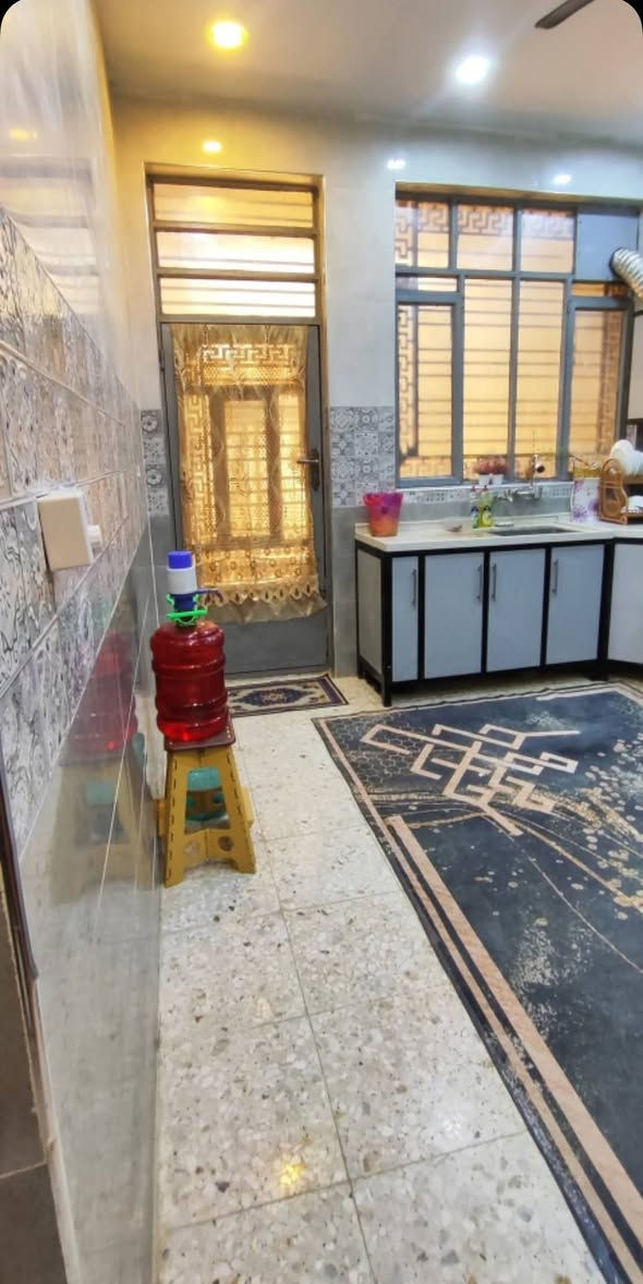 السلام عليكم 
بيت للبيع المساحة 200 متر طابو زراعي سند 25 وكاله ام الصوره 
يحتوي البيت على 
الطابق الاول كامل :- كراج وحديقة استقبال ومطبخ وصاله وحمامين وثلاث غرف نوم وحده سويت وممرين 
والطابق الثاني هيكل:- يحتوي على ثلاث غرف نوم وصاله وحمام وصطح خلفي 
الخدمات:-ماء وكهرباء ومجاري وانترنت ارضي نقص بس تبليط
العنوان:- بغداد الزعفرانية الزهور الزراعي بيت الطيب 
للاستفسار اتصل على الرقم ***********
