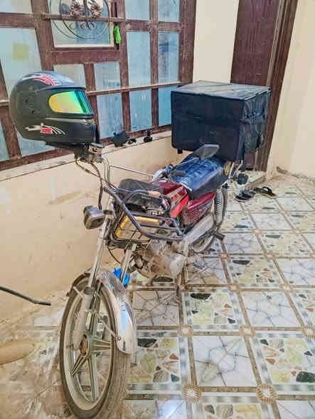 السلام عليكم 
موطور 5 گير شرط كهربائيات ونشاط فول مكفول مع الخوذه والوكس السفري 
مبدل دهن جديد يعني بس انگر سلف وتوكل على الله  السعر 350 وبي مجال 
خابر وتدلل او راسلني ع واتساب 
***********
