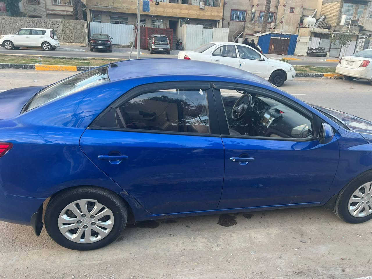 سلام عليكم  سيراتو 2012
كير عادي 
سيارة نضيفه. 
ممبدل بيها شي ولا ضربه بس بارد بالباب الخلفي عكس السايق 
سيارة مابيها حار
رقم اربيل 
مصبوغه رش باب السايق و البنيد للجمالية 
السعر 80$ بيها مجال 
مكان بغداد
***********
***********
