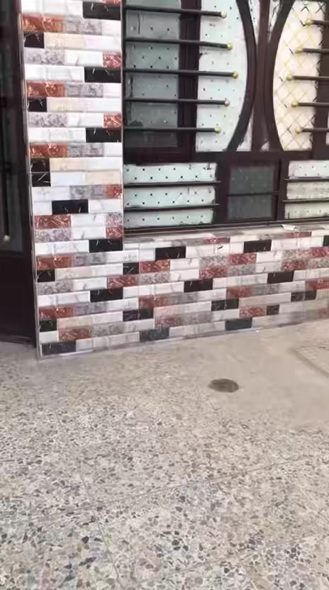 السلام عليكم دار للبيع مساحته ١٠٠م و٥نزال ٢٠بناء حديث الكماليه  المعوقين طابق واحد يحتوي على كراج استقبال صاله غرفة نوم وخدمات بناء حديث   حالياالسعر٩٥ مليون  بي مجال المراجعه مع مكتب دلالية ابو فراس العتابي *********** وابو محمد الشمري ***********
