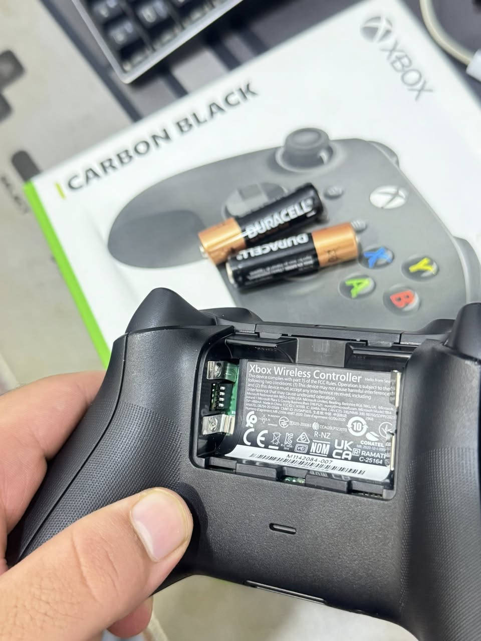 السلام عليكم يده اكس بوكس جديددددة اصلية بس مفتوحه من الكارتونه شخط مابيها للبيع توصيل ماعندي 
مكاني حله مركز رقمي ***********
