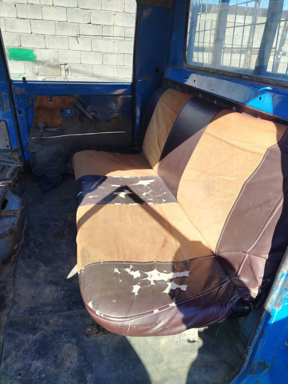 كيا بنگو دبل قمارة موديل 1993سنوية ل 2031 رقم ديالى انكليزي مكينة وگير جدد تخم تاير  امامي وخلفي جديد شاصي نضيف مكان السيارة ديالى المقدادية السعر 45 وبيها مجال رقم الهاتف ***********
