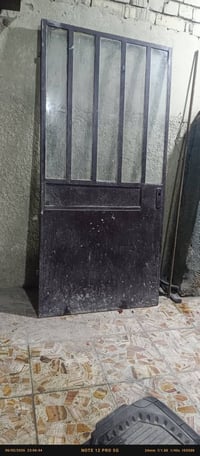 باب حديد  طوله مترتين  وعرضة تقريبا متره و10 كامل هو والتريشة نضافته 9...