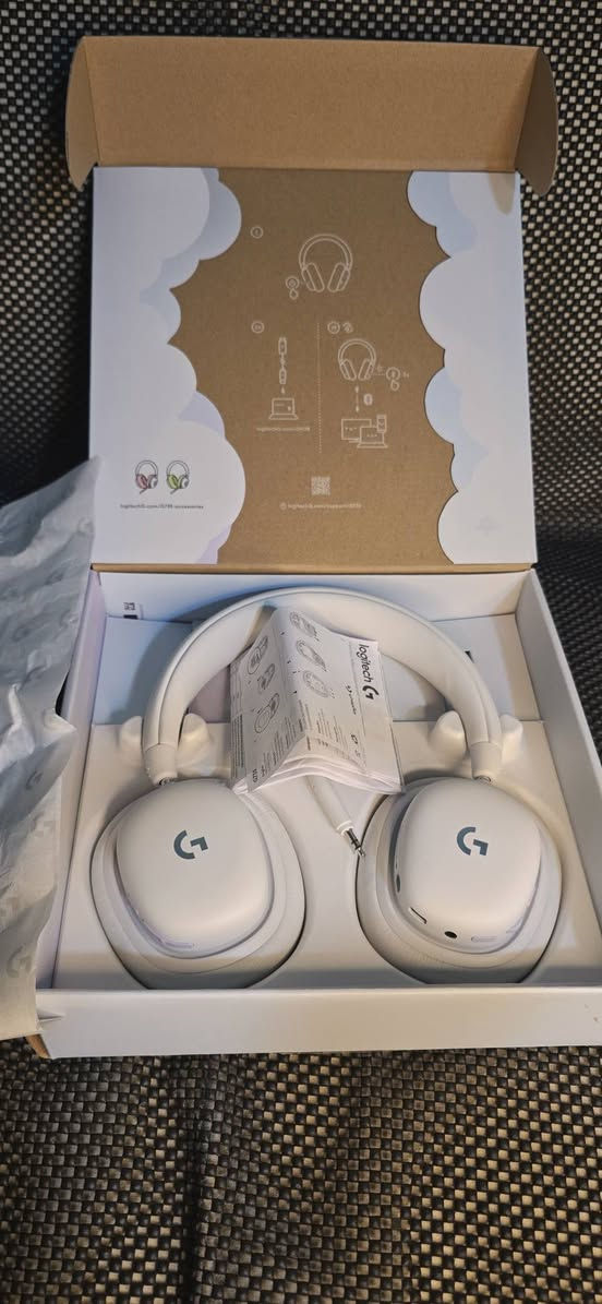 سماعة Logitech G735 – الأداء الاحترافي بلمسة عصرية!
إذا كنت تبحث عن التفاصيل التقنية التي تجعل هذه السماعة الأفضل في فئتها، فإليك كل ما تحتاجه:
☁️ التصميم والراحة الفائقة:
مقاس مثالي:تم تصميمها خصيصاً للعام، وتراعي مستخدمي النظارات ومن يرتدون الأقراط دون ضغط.
خفة الوزن:تزن 273 جراماً فقط، مما يجعلها مثالية لجلسات البث المباشر الطويلة.
خامات فاخرة:طوق الرأس والوسائد قابلة للدوران ومغطاة بمواد ناعمة جداً توفر راحة تدوم طوال اليوم.
🔋 أداء البطارية الاستثنائي:
مع الإضاءة:توفر 16 ساعة من اللعب المتواصل عند مستوى صوت 50% مع تشغيل RGB.
بدون إضاءة:تقفز المدة إلى56 ساعةكاملة، مما يعني أسبوعاً من اللعب دون الحاجة لشحنها.
الشحن:يتم عبر منفذ USB-C العالمي السريع.
🎧 تجربة الصوت والاتصال:
تقنية الصوت المحيطي:متوافقة تماماً مع Dolby Atmos و Windows Sonic Spatial Sound لتجربة سينمائية غامرة.
تعدد المهام (Audio Mixing):الميزة الأقوى! يمكنك الاستماع لصوت اللعبة من الكمبيوتر وصوت مكالمة أو موسيقى من هاتفك عبر Bluetooth في آن واحد.
المايكروفون الذكي:مزود بتقنية Blue VO!CE التي تمنح صوتك جودة احترافية وتزيل الضجيج الخلفي.
⚙️ المواصفات التقنية:
النطاق اللاسلكي:يصل إلى 20 متراً.
المشغلات (Drivers):قطر 40 ملم لتوصيل ترددات تتراوح بين 20 هرتز إلى 20 كيلو هرتز.
التوافق:تعمل بسلاسة على PC, Mac, iOS, Android, و iPadOS.
التحكم:أزرار مدمجة على الأذن للتحكم بمستوى الصوت وكتم المايكروفون بسرعة.
الخلاصة:Logitech G735 هي الاستثمار الأمثل لكل جيمر أو صانع محتوى يبحث عن التوازن بين الشكل الجمالي والأداء الجبّار.

إذا كنت تبحث عن التفاصيل التقنية التي تجعل هذه السماعة الأفضل في فئتها، فإليك كل ما تحتاجه:
☁️ التصميم والراحة الفائقة:
مقاس مثالي:تم تصميمها خصيصاً للعام، وتراعي مستخدمي النظارات ومن يرتدون الأقراط دون ضغط.
خفة الوزن:تزن 273 جراماً فقط، مما يجعلها مثالية لجلسات البث المباشر الطويلة.
خامات فاخرة:طوق الرأس والوسائد قابلة للدوران ومغطاة بمواد ناعمة جداً توفر راحة تدوم طوال اليوم.
🔋 أداء البطارية الاستثنائي:
مع الإضاءة:توفر 16 ساعة من اللعب المتواصل عند مستوى صوت 50% مع تشغيل RGB.
بدون إضاءة:تقفز المدة إلى56 ساعةكاملة، مما يعني أسبوعاً من اللعب دون الحاجة لشحنها.
الشحن:يتم عبر منفذ USB-C العالمي السريع.
🎧 تجربة الصوت والاتصال:
تقنية الصوت المحيطي:متوافقة تماماً مع Dolby Atmos و Windows Sonic Spatial Sound لتجربة سينمائية غامرة.
تعدد المهام (Audio Mixing):الميزة الأقوى! يمكنك الاستماع لصوت اللعبة من الكمبيوتر وصوت مكالمة أو موسيقى من هاتفك عبر Bluetooth في آن واحد.
المايكروفون الذكي:مزود بتقنية Blue VO!CE التي تمنح صوتك جودة احترافية وتزيل الضجيج الخلفي.
⚙️ المواصفات التقنية:
النطاق اللاسلكي:يصل إلى 20 متراً.
المشغلات (Drivers):قطر 40 ملم لتوصيل ترددات تتراوح بين 20 هرتز إلى 20 كيلو هرتز.
التوافق:تعمل بسلاسة على PC, Mac, iOS, Android, و iPadOS.
التحكم:أزرار مدمجة على الأذن للتحكم بمستوى الصوت وكتم المايكروفون بسرعة.
الخلاصة:Logitech G735 هي الاستثمار الأمثل لكل جيمر أو صانع محتوى يبحث عن التوازن بين الشكل الجمالي والأداء الجبّار.


**إذا كنت صاحب هذا الإعلان وتريد حذفه لأي سبب، رجاءا أرسل رسالة إلى الدعم الفني**