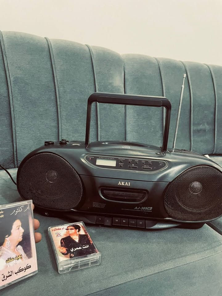 📻 لعشاق الزمن الجميل والأنتيك – 
مسجل وراديو AKAI للبيع! الماركة: AKAI الأصلية العريقة.
 الموديل: AJ-305CD.
 المميزات:
 مشغل أشرطة كاسيت (Cassette Player) لعشاق الأشرطة القديمة.
 مشغل أقراص مدمجة (CD Player).
 راديو مدمج بنقاء صوت ممتاز ورائع.
 مقبض علوي مريح لسهولة التنقل والحمل.

***********
