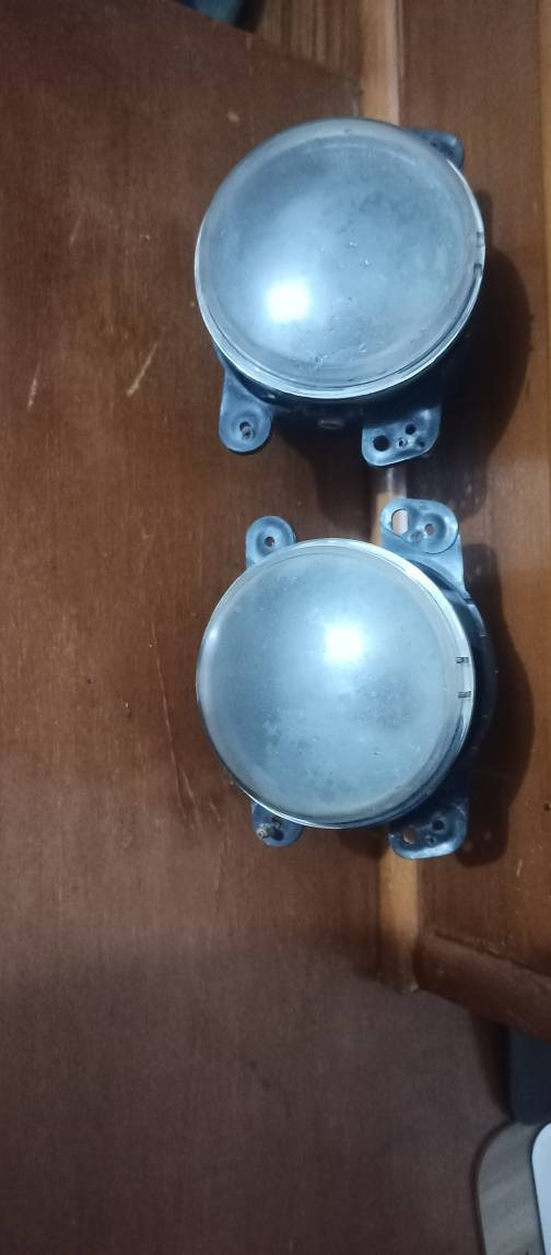 السلام عليكم ورحمه الله
من رخصة الادمن 
يوجد ماسده ايسر جهة السائق 
نظيفه جدا اخو الجديد 

وزوج لايت كشاف نظيفات 

وشبچة دعاميه امامي 

ولحيه دعاميه امامي لون رصاصي 

كله غراض دوج جورني باسعار مناسبه 

للتواصل والاستفسار 
***********
