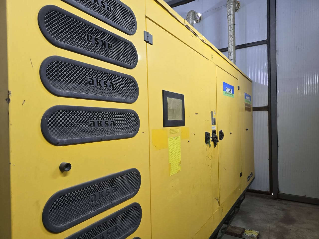السلام عليكم دايو دوزان 10 سلندر  سيت بلادي 640 kv المكينه لاتنقيص ولا تبخير شرط الفحص والحمل الاستفسار ***********
