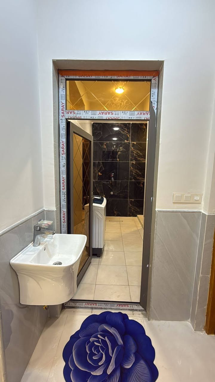 دار ٢٠٠م طابو اسهم حديث طابوق كونكريت يحتوي على غرفتين وصاله ومطبخ واستقبال وصحيات خارجيه وداخليه  مناور الموقع المستشفى التركي على السياحي للاستفسار الاتصال على الرقم السعر١٦٠ بيه مجال  *********** او مراجعة مكتب الكنز للعقار الجسر السريع مدخل المستشفى التركي السايدين
