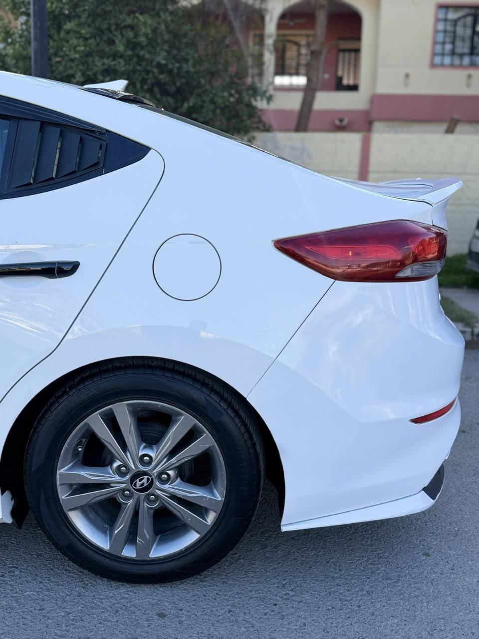 سلام عليكم
الانتره 2018 
ألون ابيضّ ثلجي المرغوب 🔴
رقم أربيل جديد 
سنويه جديده 
شرط التحويل 
مكينه 20 دوش شرط
طخم تاير جديد 
كير atm المرغوب 
المواصفات 1/1🔴
بصمه تشغيل 
بصمه أبواب 
بصمه صندوق 
صندوق ذكي 
سلايت روف 
كشنات هيتر 
كشنات كهرب
ستيرن هيتر
اشاير بل مري 
اشاير ترحيب 
مانع انزلاق 
كروز سرعه 
تبريد منضومه جديد ❄️
لايت زينول اصلي 
العالي زينول 
شاشه كبيره 
شاشه كار بلي 
كأمره دواره 
رادار امامي 
حساسات خلفيه 
الضرر بوند وجاملغ 
السياره جاهزه للاخير 
السعر 130 وبيه مجال 🔴
***********اسيا 
***********كورك
مكلف بل نشر
