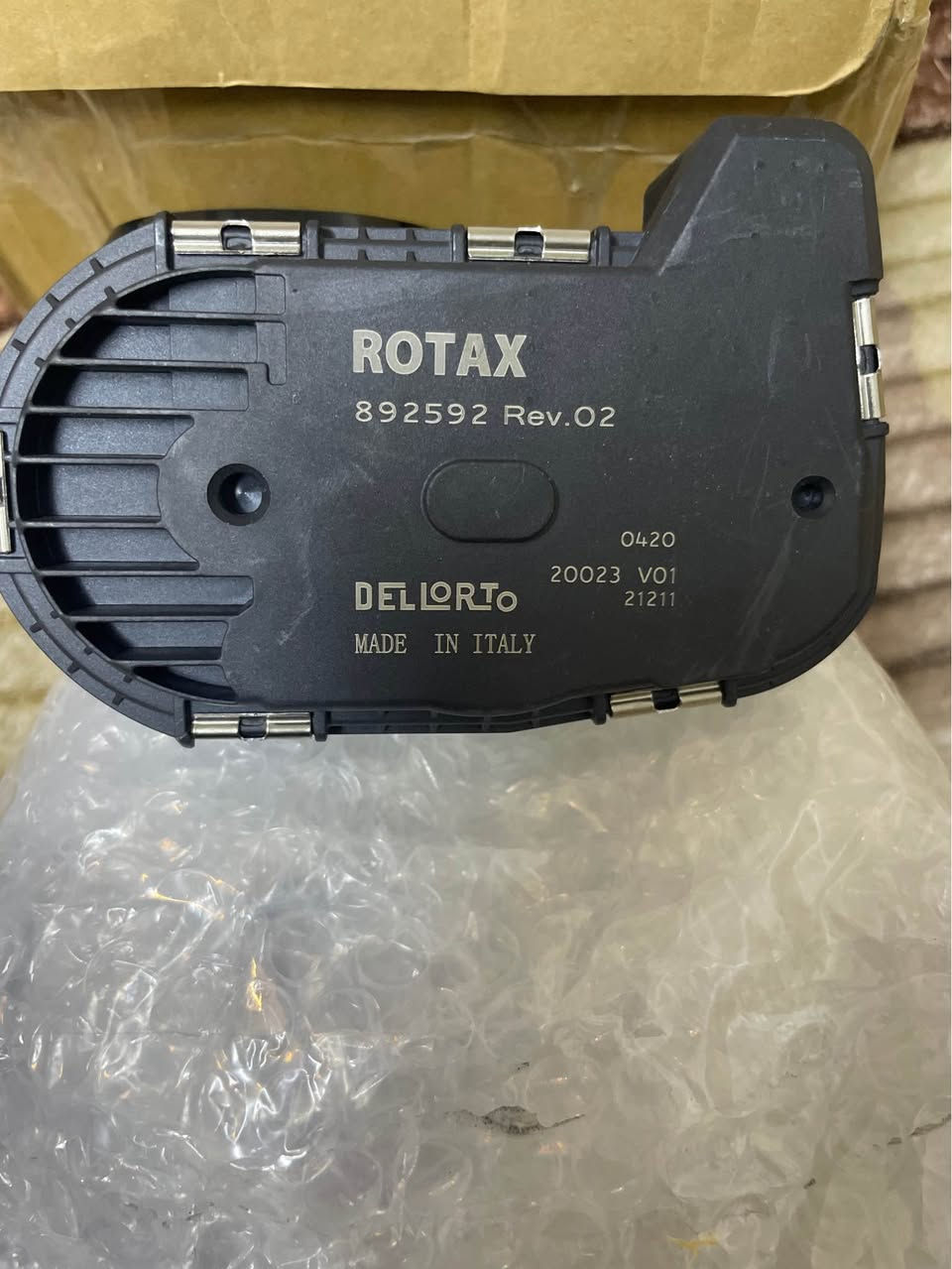 📢 لأصحاب محركات ROTAX وسباقات الكارتنج والدراجات الرياضية في العراق! 🏎️🏍️
متوفر الآن بوابة هواء إلكترونية (Electronic Throttle Body) أصلية إيطالية، مخصصة ومطابقة تماماً لمحركات Rotax الرياضية.
القطعة جديدة تماماً (زيرو) وبحالة الوكالة داخل التغليف الأصلي، وتعتبر من القطع التخصصية النادرة التي تضمن لك أعلى استجابة للمحرك (Throttle Response) وتنظيم دقيق جداً لدخول الهواء.
🌟 تفاصيل ومواصفات القطعة:
 البراند: ROTAX العالمي (الغني عن التعريف في محركات الكارتنج والدراجات والـ Jet Ski).
 الشركة المصنعة: DELLORTO الإيطالية العملاقة المتخصصة في أنظمة حقن الوقود.
 بلد الصنع: صنع في إيطاليا (MADE IN ITALY).
 رقم القطعة (Part Number): 892592 Rev.02
 الحالة: جديدة 100%
🛠️ التوافق والاستخدام:
 محركات Rotax Max (Evo) المخصصة لسيارات الكارتنج الرياضية (Go-Karts).
 بعض محركات المركبات الرياضية الترفيهية ودراجات وسكوترات الماء (Jet Ski) التابعة لمجموعة BRP.
💰 السعر وتفاصيل الشراء:
 السعر: [250]
📍 مكان التواجد: [بغداد]
🚚 يتوفر شحن وتوصيل سريع لكافة المحافظات وحلبات السباق.
📥 للطلب أو الاستفسار: يُرجى مراسلة الصفحة Colombo, Sri Lanka


**إذا كنت صاحب هذا الإعلان وتريد حذفه لأي سبب، رجاءا أرسل رسالة إلى الدعم الفني**