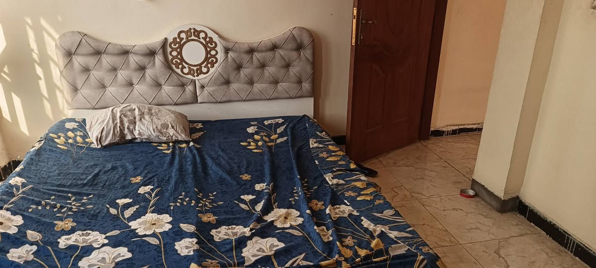 غرفة نوم تركي مستعملة + كومديات ثنين
سعرهة  250 وبيهة مجال


**إذا كنت صاحب هذا الإعلان وتريد حذفه لأي سبب، رجاءا أرسل رسالة إلى الدعم الفني**
