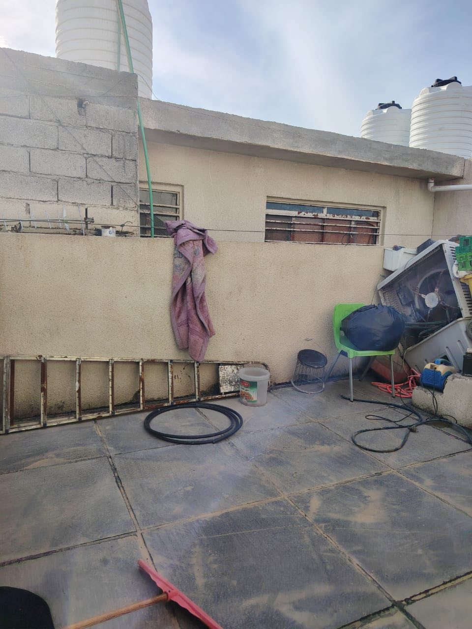 البيع دار مساحه 100م
منطقه الدوانم مقابيل سويب 
طابقين 
طابق اول صاله ومطبخ وغرفه نوم وخدمات
طابق الثاني غرفه نوم وخدمات 
بناء نضيف 
سعره70بي مجال
خدمات المنطقه كامه مي تبليط 
اتصال ع ارقام  
***********
***********
