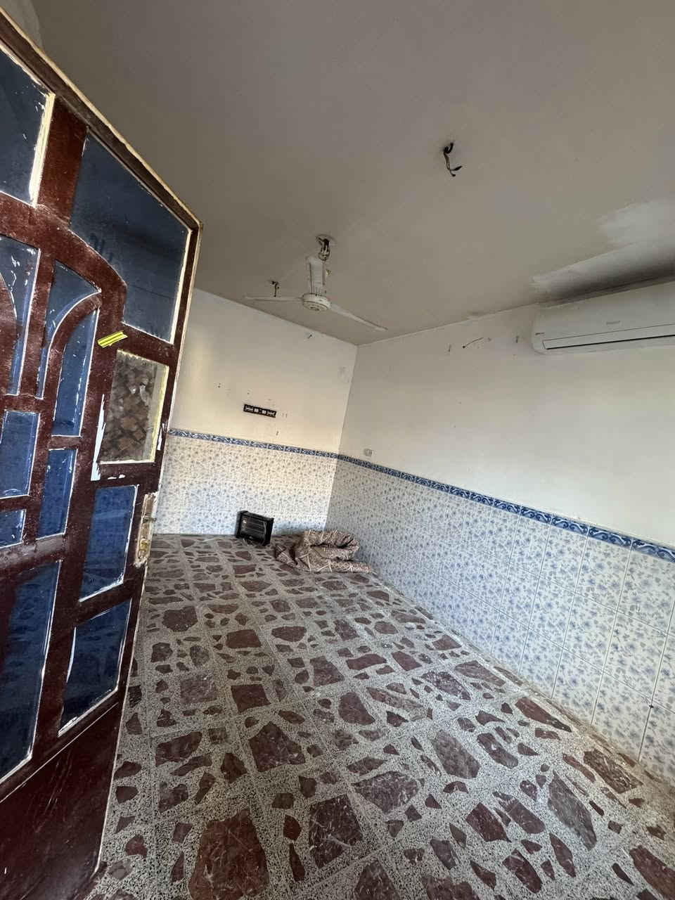 السلام عليكم بيت زراعي المساحة 110 م في الشعب نهاية الفورتات طابقين البيت نظيف وجاهز السعر 120
***********
