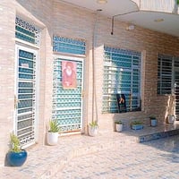 بيت للبيع حي الوحده مساحه 180 بناء حديث  غرفتين وصاله واستقبال ومطبخ …...
