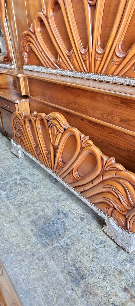 غرفة ٦باب صاج ملحق شغل ثقيل جدا نظيف توصي ظهر جمبر جاهزة توج سوري السعر ٥٧٥ فقل تواصل خاص ***********
