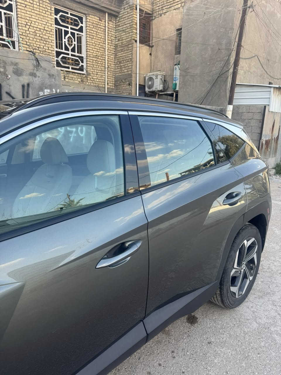 توسان لمتد vip فول الفول امريكي السياره بهيج نضافه وهيج مواصفات جدياً قليل 
حادث موضح بصور بدون ايرباك بدون تبديل نفسهن اصلحن ونصبغن ع حد ضربه دعاميات ابلاديه 
لون السياره زيتوني ع سموك  
المواصفات LIMITED VIP
1- بصمة تشغيل 
2- بصمة ابواب لمس دخول ذكي 
3- بنوراما على طول السيارة 
4- صندوق كهرباء شفط 
5- كامرات 360 درجة ( جانبية - امامية - خلفية ) 
6- كامرات مع الاشارة 
7- السيارة تتقدم وترجع ب البصمة 
8- تبريد تدفئة كشنات 
9- كشنات جلد كريمي 
10- كشنات كهرباء 
11- اضواء محيطية 67 لون اختياري 
12- كشنات خلفية هيتر 
13- مرايات تعتيم ذاتي 
14- ابل كار بلي 
15- اندرويد اوتو 
16- شاشة دجيتل 3 اشكال للقيادة 
17- اشاير ترحيب 
18- اضواء امامية LED زنون 
19- اضواء خلفية LED
20- هوك خلفي 
21- فول اوامر صوتية 
22- جامات اوتو 
23- قطعتين تبريد 
24- اشارات ب المري
25- كير دكم 
26- شفتات ستيرن 
27- تحكمات ستيرن 
28- السيارة فور ويل 
29- محرك 2500 المرغوب 
30- هاند بريك بصمة 
31- شحن واير ليس 
32- منافذ شحن 
33- اوتو هولد 
34- تشغيل عن بعد 
35- السيارة اوتو بارك 
36- حساسات امامية 
37- حساسات خلفية 
38- كير AT المرغوب 
39- رادار امامي رادار خلفي رادار جانبي 
40- نقطة عمياء 
وبعد بيها هواي مواصفات
مكان سياره زعفرانيه 
استفسار ***********
