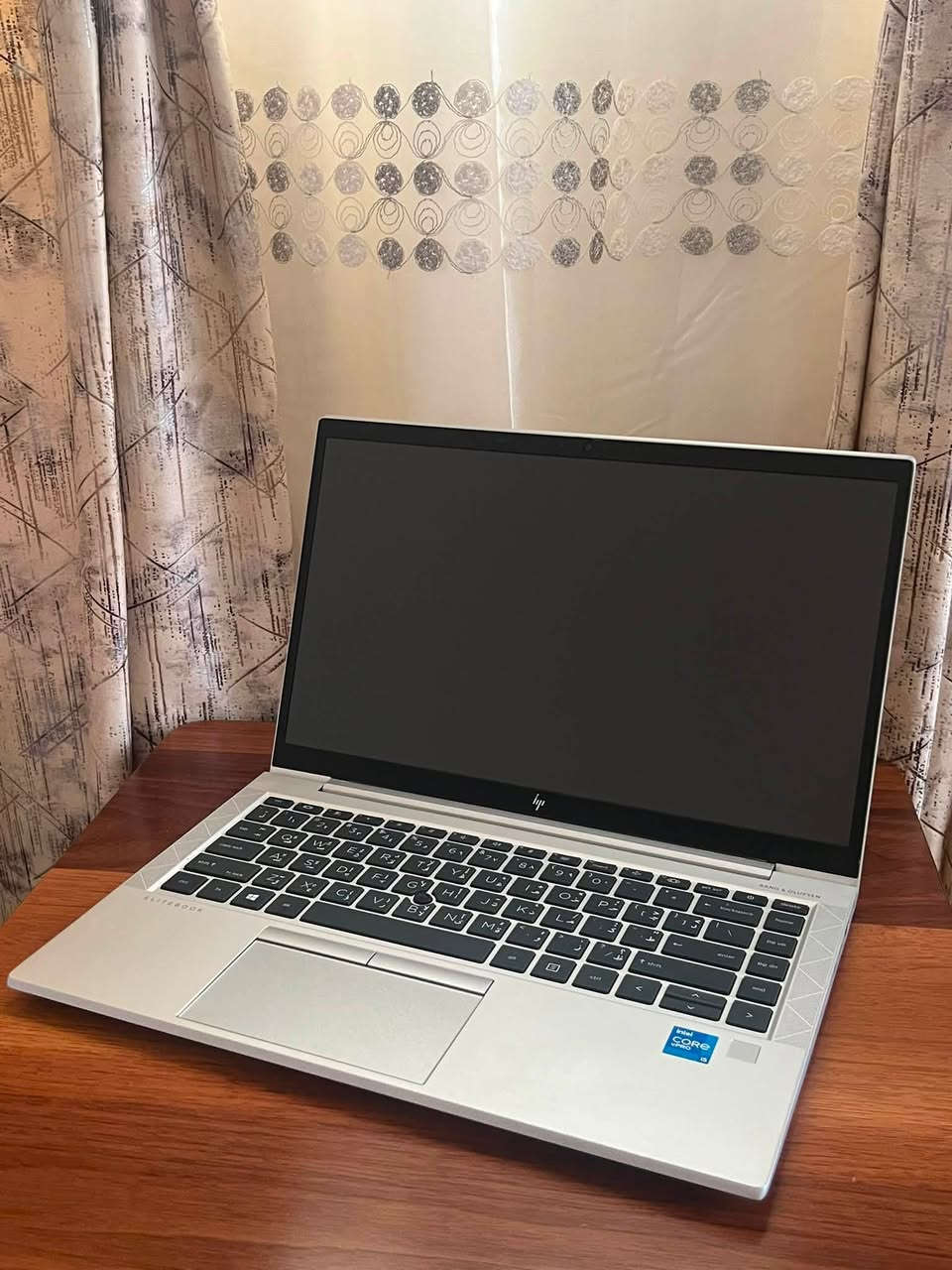 لابتوب HP جيل حادي عشر للبيع .
السعر : 385 الف وبي مجال قليل
اللابتوب مفول مواصفات 
بصمة اصبع
سبيكرات بجانب الى الكيبورد 
تصميم سلم ووزنه خفيف
حواف شاشة نحيفه .

اللابتوب جدا نضيف وادائة قوي وممتاز يفيد الي عنده دراسة او العاب متوسطة او غيرها من الاستعمالات .

المواصفات :
المعالج intel cori5
الجيل : الحادي عشر (11TH)
كرت الشاشة :Intel iris graphics 
الشاشة : فول اچ دي (FHD) حجم 14.3 دقتها والالوان جدا واضحه وتشغل 4K بالمشاهدة .
الرام : 8GB نوع DDR4 فدشي راقي .
الذاكرة :  256GB  ssd M.2 ارقى شي بالهاردات
كيبورد عربي انكليزي ضوئي ليزري .
كيبورد ميكانيكي .
سماعات ستيريو تكون باعلى اللابتوب .
كامرة امامية واضحه
غالق كامره سلايد
بطارية اللابتوب ليثيوم تطول فوگ ال 4 ساعات بالاستعمال المكثف.

المنافذ :
منفذ تايب سي للشحن
منفذ  تايب سي للبيانات 
منافذ USB 
منفذ HDMI
منفذ سماعات
وغيرهن بعد.

المميزات:
لون سلڤر من الخارج والداخل 
كيبورد ضوئي ليزري
الشاشة حجم 14.3 بحواف ناعمه جدا.
اللابتوب نضافته كلش حلوه ماصارلي فتره من ماخذه .
منصب عليه وندوز 11 برو مفعل مدى الحياة.
منصب عليه اوفس مفعل مدى الحياة .
كيبورد عربي انكليزي ليزري ضوئي.
كامرة امامية جدا واضحه.
غالق كامرة سلايد.
سماعات ستيريو بجانب الى الكيبورد .
بطارية اللابتوب ليثيوم تطول وياك 
بالاستعمال المكثف اقل شي 4 ساعات

الملحقات:
ملحقاته كلها موجودة واصليه
كيبل ثلاثي اصلي.
شاحنة اللابتوب الاصليه  .
جنطة لابتوب بعدهي جديده غير مستخدمه .

اللابتوب كلش نضيف ومواصفاته قويه ومحترمه وتصميمه كلش مرتب . ومابي أي نقص كيبورد سماعات انترنت شاشة كامرة كله شغال وممتاز وماب اي نقص من اي ناحية .
وكلشي بي بعده جديد ونضيف مثل ماموضح.

السعر : 385 الف وبي مجال قليل .

مكاني النجف والي يريده توصيل هم موجود ان شاء الله .

*********** بي واتساب

(لابتوب للبيع بغداد اربيل دهوك الانبار البصرة حاسبة محمولة منضدية اج بي hp pc laptops laptop computer )
