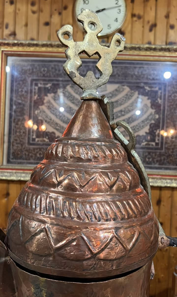 السلام عليكم
كمكم طراز نصراني

 ( عمل حجي حسين ) ( بغداد شغل جديد مو قديم ) 

ارتفاع متر تقريباً 
 ( 98 سم ) 

نحاس احمر

طرق يدوي 

***********
