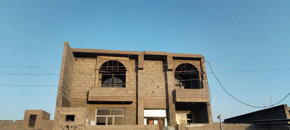 دار للبيع طابقين
الموقع حي المهندسين مقابل جامعه الانبار  

مساحه ٣٢٥ 
شارع ١٢ علئ حديقه عامه 
بصف الركن على شارع ٣٠
مساحه البناء ٢٠٠ م

مع قطعه جانب الدار ١٢٥ م
بناء 2026
الطابق الأول حجر
والثاني بلوك هيكل مسقف الطابق الثاني ٣ غرف نوم وصاله ومجموعه صحيات يصلح للسكن
الطابق الأول
استقبال هول صاله غرفه نوم مطبخ حار وبارد ارضيه بورسلاين شبابيك المنيوم صحيات ٣ حمامات ٢ فقط الواجهيه موكامله السعر 160 وبي مجال سبب البيع علاج مريض عافانا الله وإياكم الاستفسار أكثر الاتصال على الرقم
***********
