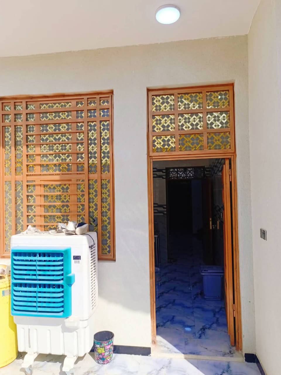 اللهم صل على محمد وآل محمد.. السلام عليكم..
من رخصة مسؤول 
بيت للبيع قرب الدله جهت مدرسة صفي الدين ويكون اقرب للشارع من المدرسه مال صفي الدين والشارع النازل عليه مباشرتا وجه على الدله شارع الشهيد ابو مهدي المهندس علما ان الشارع عرضه ١٤متر مو اول فرع ثاني فرع على اليسره البيت.. البيت مساحه ١٤٠يتكون من غرفتين ٦×٣ونص..وصاله٧×٤..وديوانيه ٦×٣ونص..ومطبخ وطارمه وحمام داخلي ومنور . وتواليت خارجي.. علما ان البناء طابوك كله حتى السياج وسقف كونكريت.. ومبني ستارة مترتين الاربع.. بناء جديد صار خمس اشهر من كمل... خدمات مجاري كهرباء انتر نت ضوئي مدرسة صفي الدين تبعد امتار عنه.. 
السعر ٧٧بيه مجال قليل كلش.. للتواصل والاستفسار هذا الرقم.. ***********..ملاحضه الناشر ابو البيت .. وارجو منكم االمو شراي لا يتصل ويراسل.. حفضكم الله
