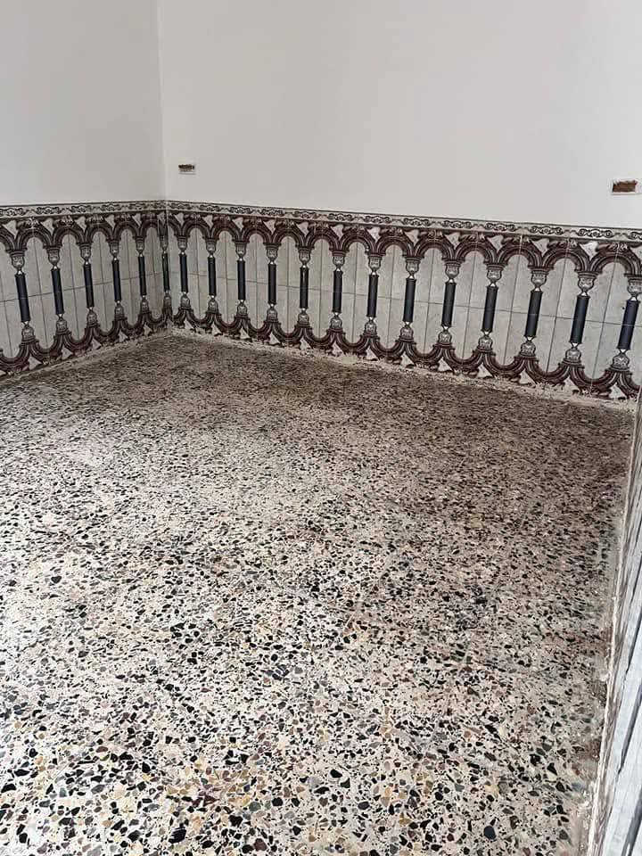 يالله سلام عليكم
دار للبيع مساحه 200م
غير مسكون وبسعر التكلفه الله شاهد 
الدار طابقين 
___________
طابق الاول 
يحتوي طايق الاول عل
كراج وصحيات خارجيه
مطبخ واستقبال
كلدور درج دور صحيات وحمام 
غرفتين نوم 
الطابق الثاني 
___________
يحتوي عل 
غرفتين نوم 
وبيتونه زائد صحيات وحمام 

السطح كامل البيت جيب غراضك واكعد 
يقع في منطقه البكرلي نزلت الشيخ ابو جنان
السعر اتصل وبيك خير وتدلل رقم الهاتف ***********
