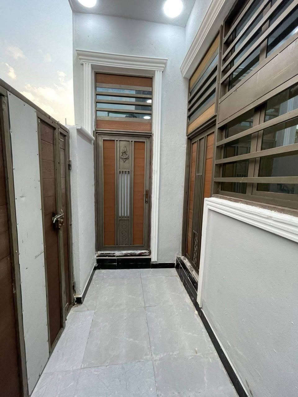 ستفسار📲***********

دارسكن للبيع 🏭
ماشاءلله عل ترتيب ونزاكه
مساحة كل بيت 100 مربع 
نوع العقار طابو زراعي
بأسم عراقي سند 25

لبيت لأول ركن على شارعين
ولبيت ثاني على شارع 10م
كافت لخدمات متوفره

كل بيت يحتوي
⬇️
دوانيه
وصاله
وغرف نوم 2
مطبخ
صحيات خارجي وداخلي

العنوان ابولخصيب
كوت ثويني غرب مدارس كوت ثويني الاهليه 

بيوت فارغات وجاهزات للسكن

تستلم بيتك عد لمكاتبه

تريد بيت أو تريد ثنين

سعر  بيت 60مليون وبي مجال
اللاستفسار 📲*********** الزبير, البصرة
