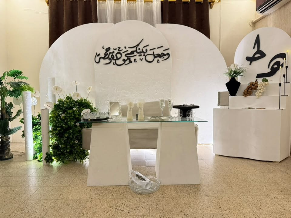 للبيع ماعدا الشازلون والورد ***********
